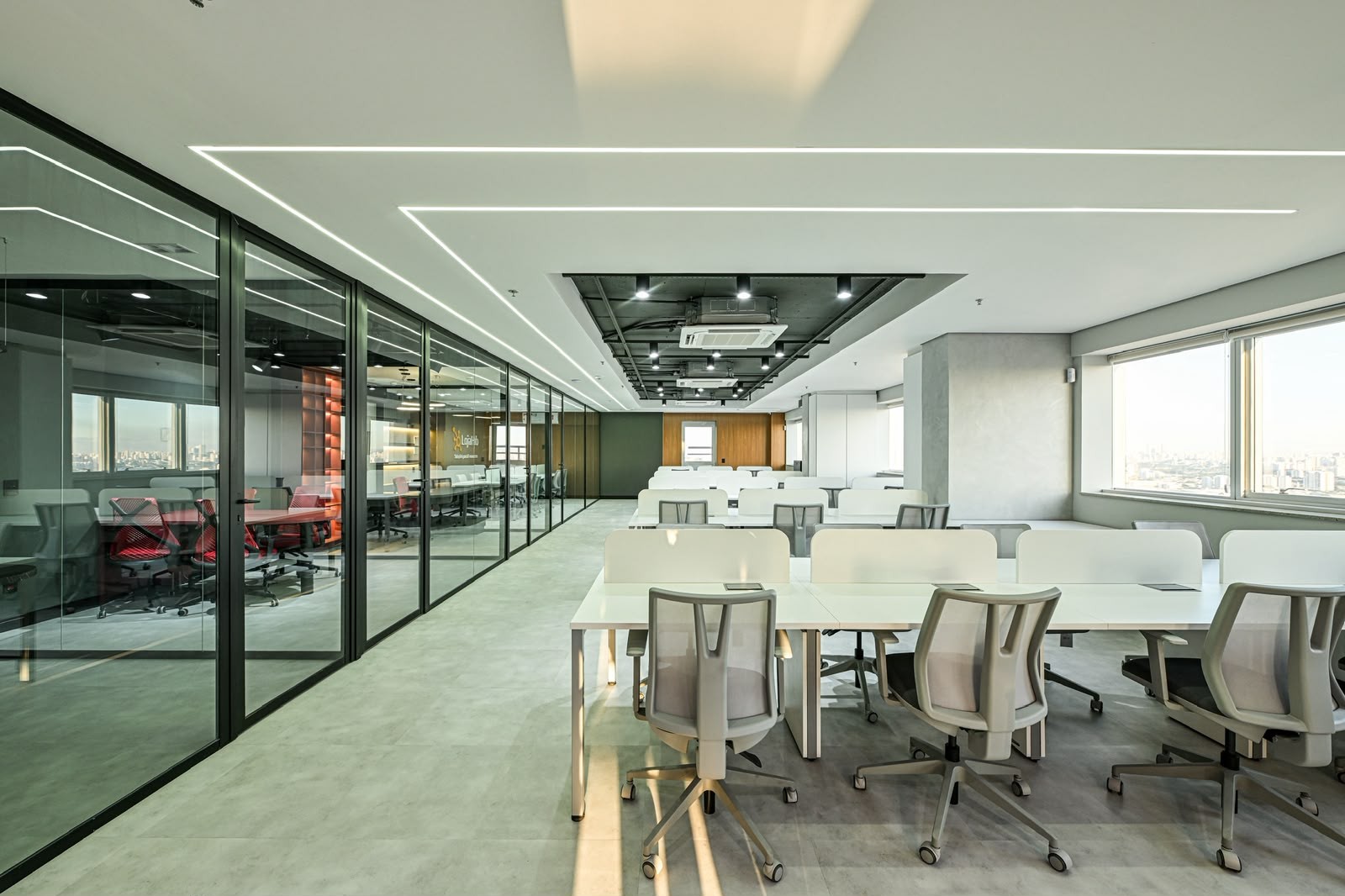Sala comercial com divisórias de vidro e janelas amplas