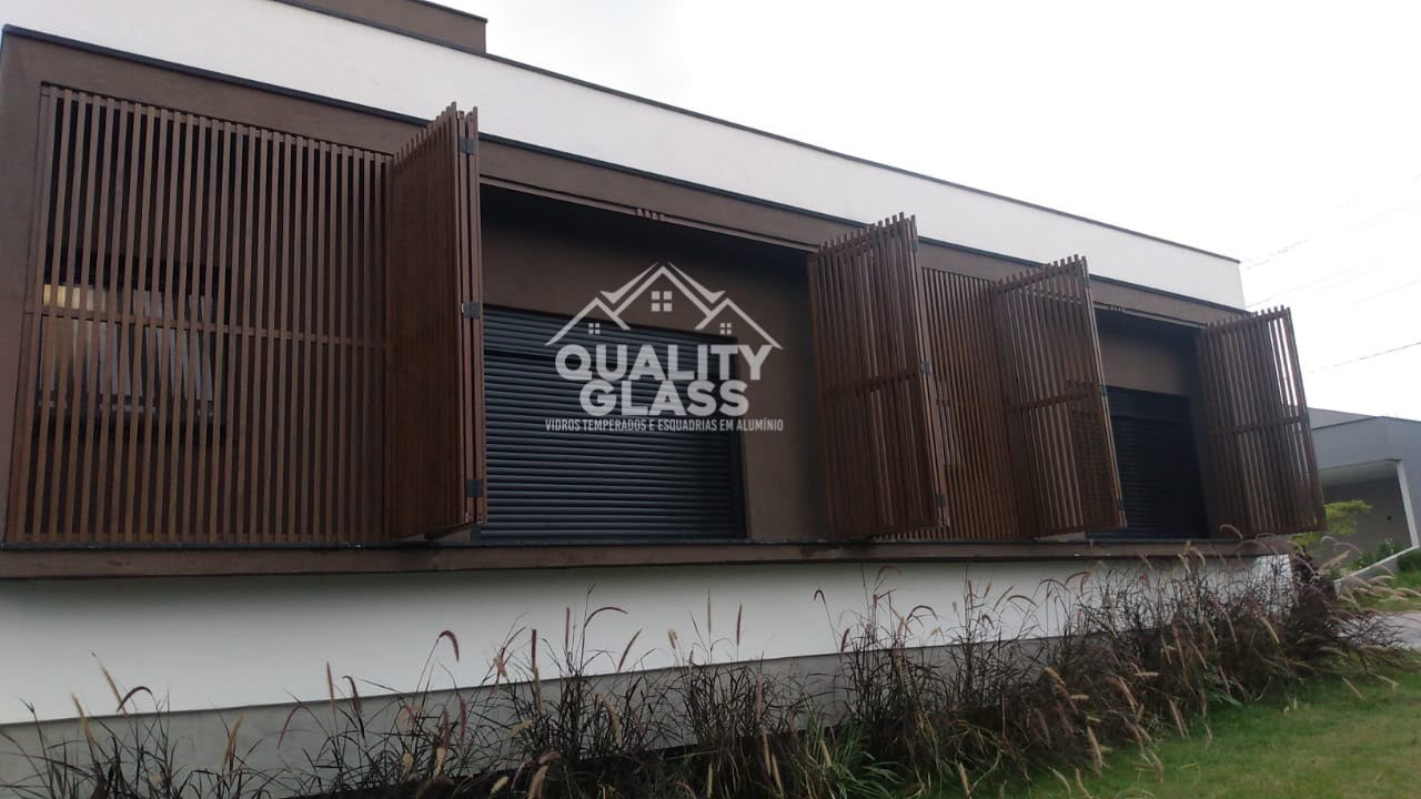 Brises verticais em fachada contemporânea