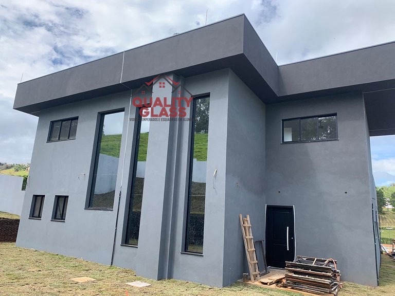 Fachada residencial com janelas e painéis de vidro