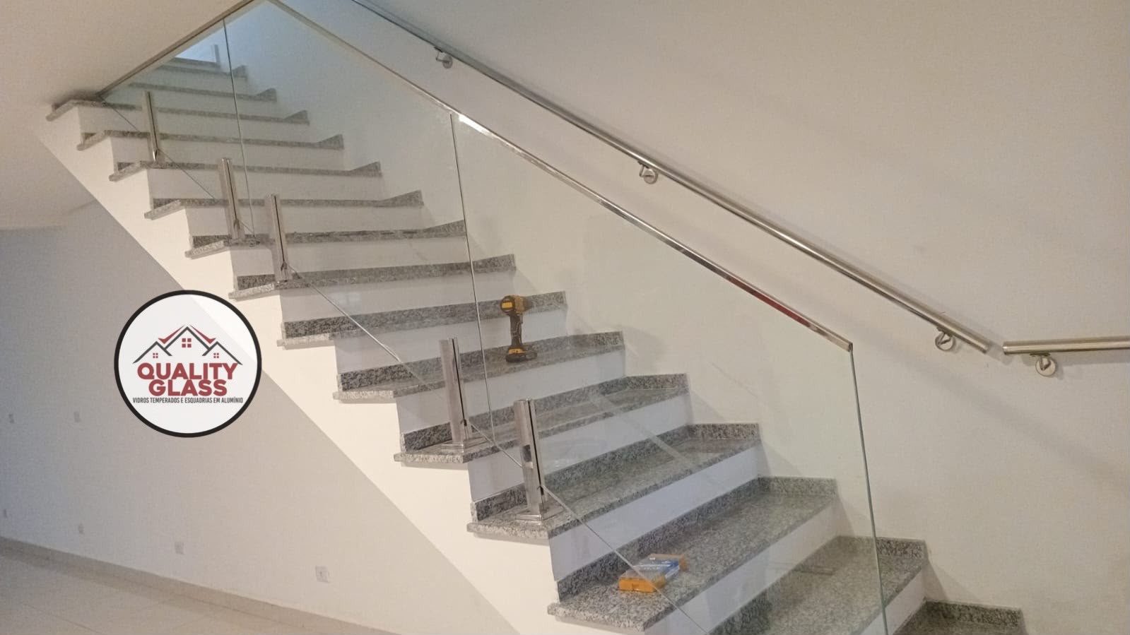 Guarda-corpo de vidro em escada residencial