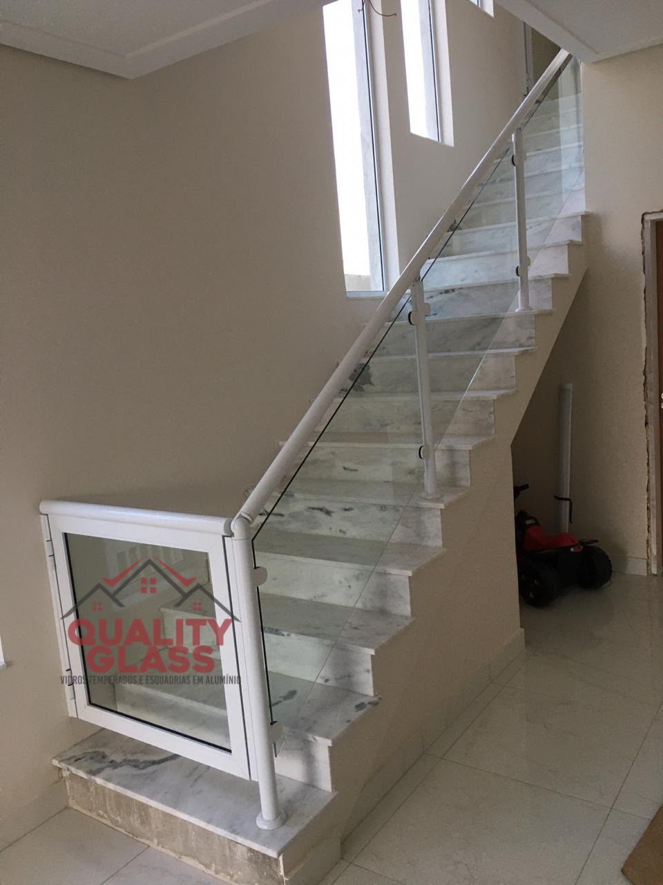 Guarda-corpo de vidro acompanhando escada interna