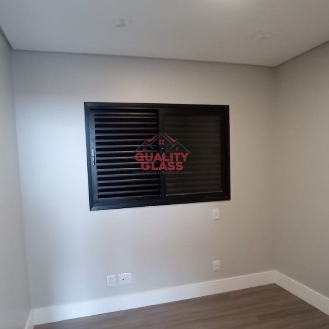 Janela com veneziana horizontal instalada em ambiente interno