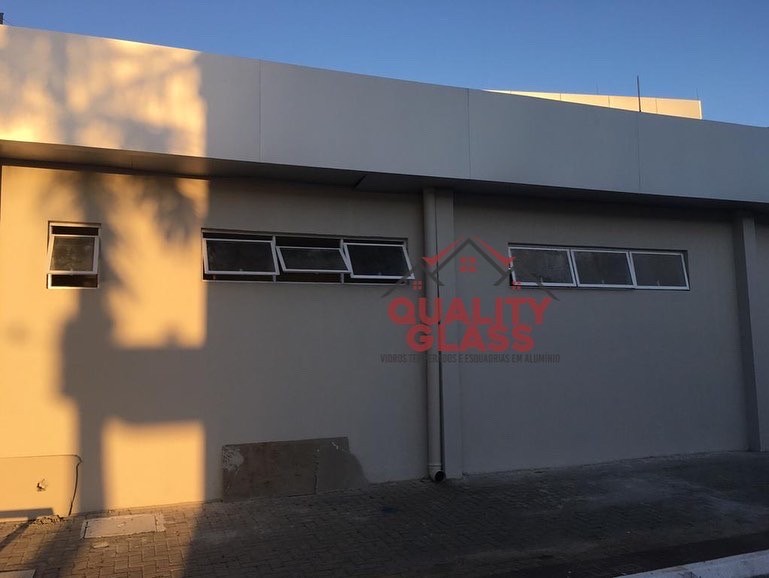 Janelas horizontais instaladas em fachada comercial