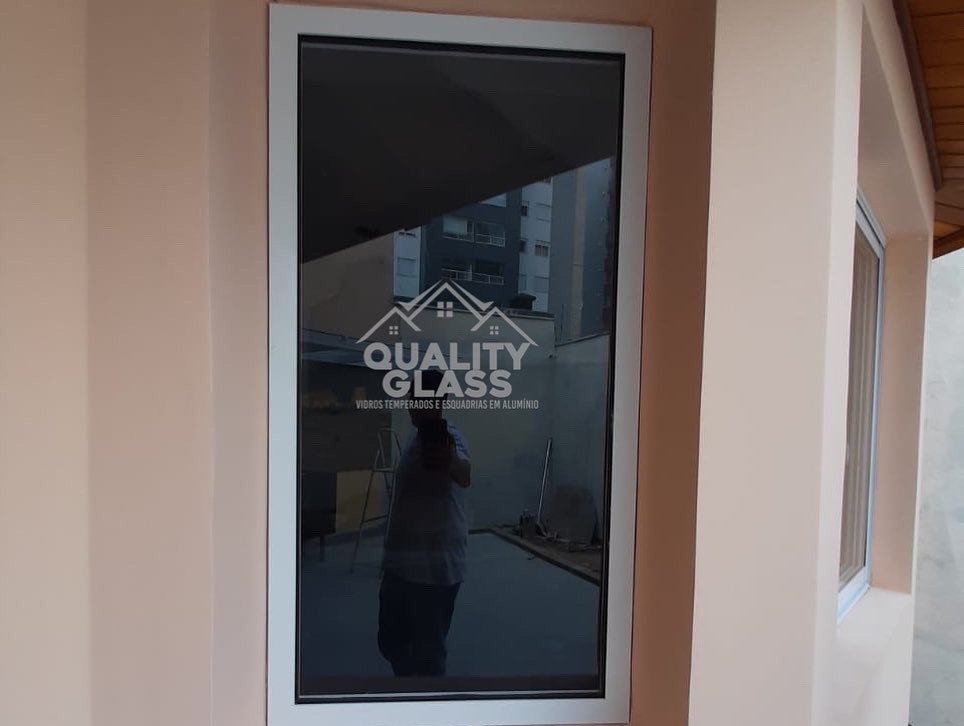 Janela vertical com vidro e perfil preto