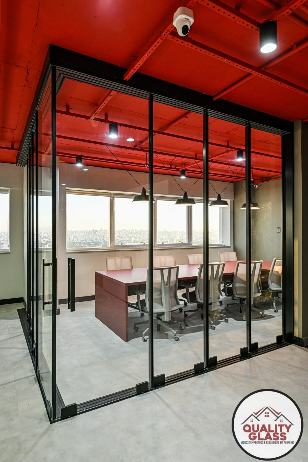 Ambiente corporativo com grandes painéis de vidro