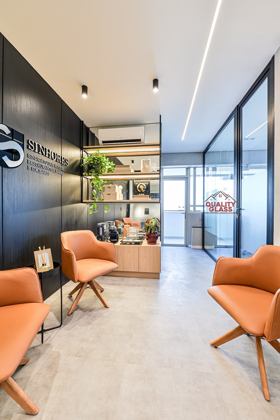 Sala de reunião compacta com portas de vidro