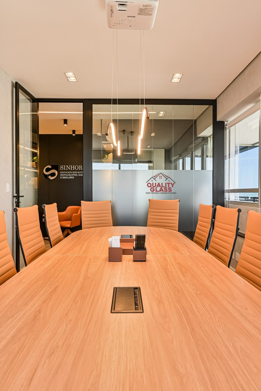 Sala de conferência com paredes de vidro