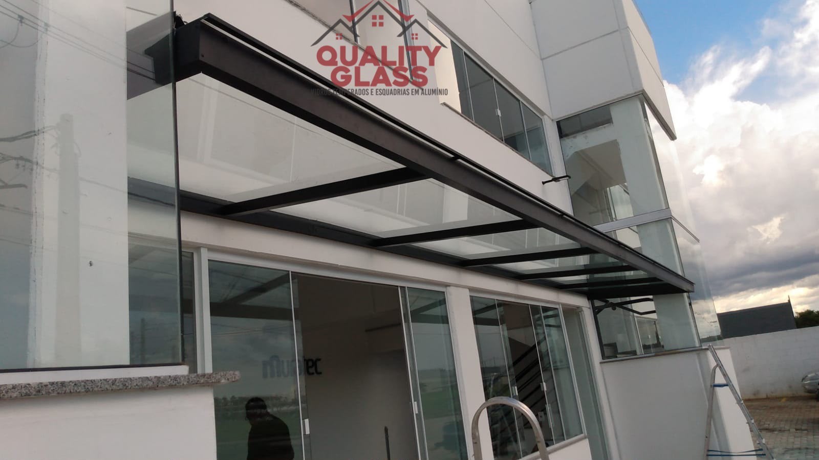 Cobertura envidraçada em entrada comercial